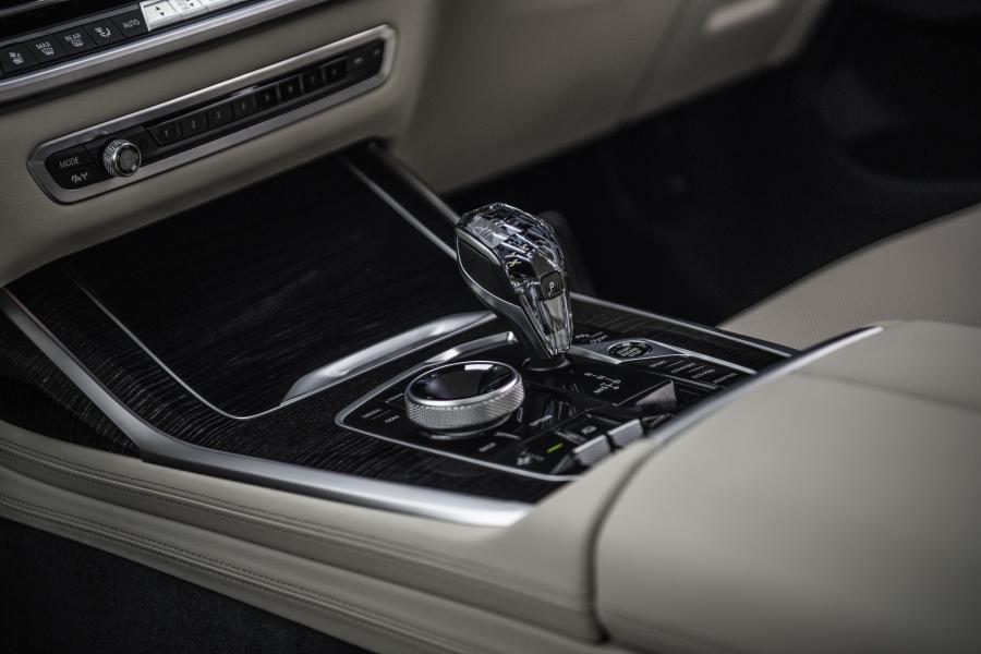 Детали интерьера BMW X7 xDrive30d M Sport (G07) 2019 года  (UK) (фото 39 из 40)